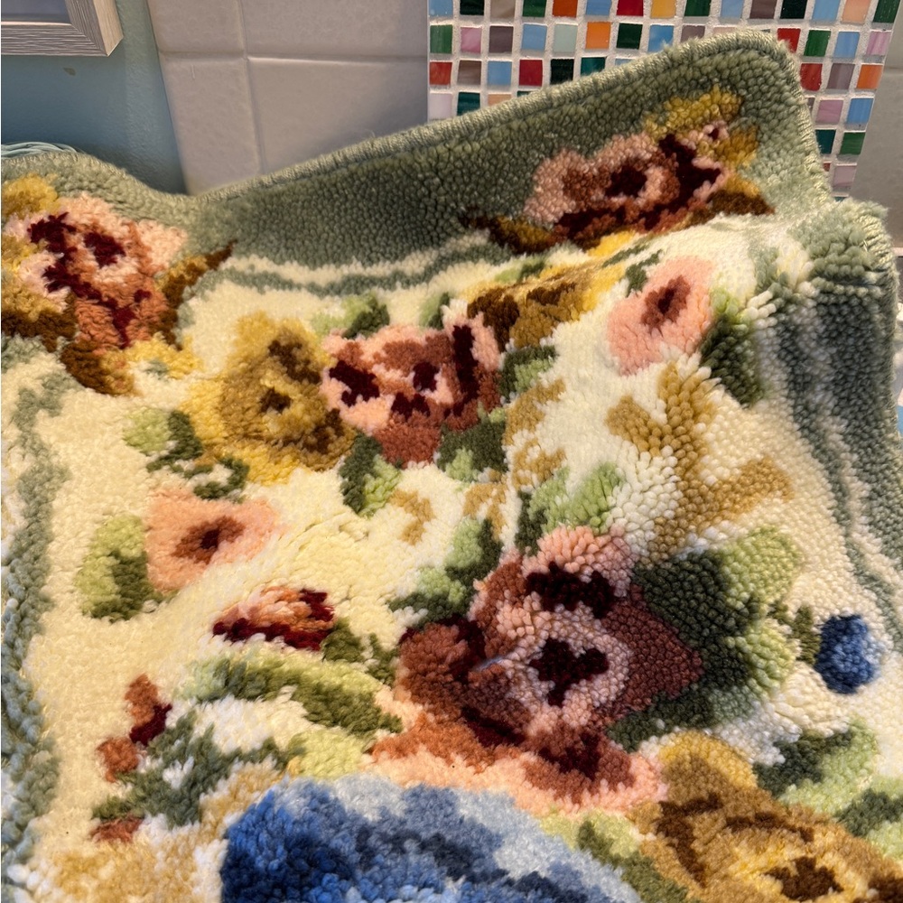 Tufted Floral Rug - Picture 11 of 11
